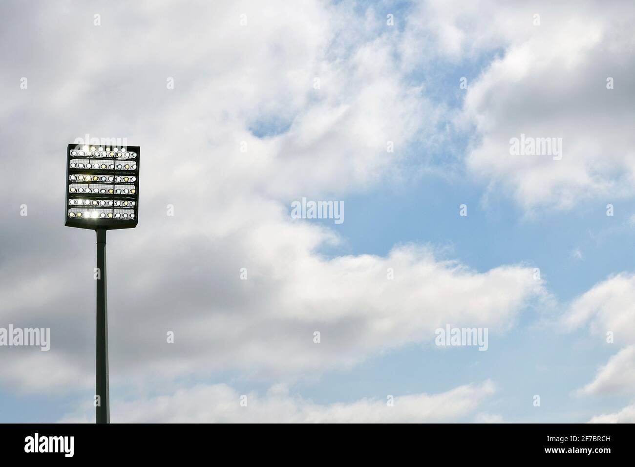 Allumé mât de projecteur devant un ciel bleu avec des nuages pendant le 2ème match Bundesliga entre VfL Bochum et Holstein Kiel. Banque D'Images