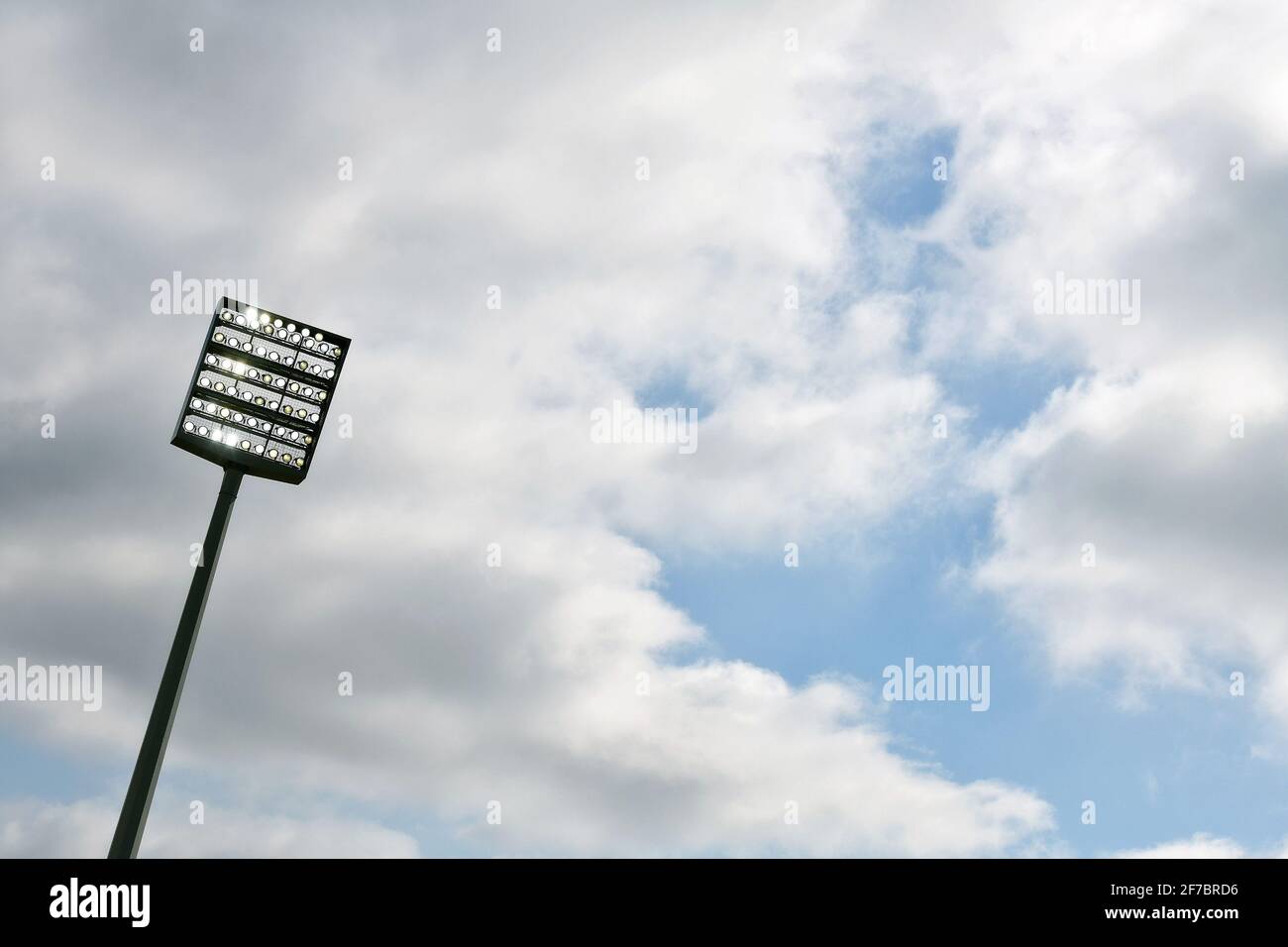 Allumé mât de projecteur devant un ciel bleu avec des nuages pendant le 2ème match Bundesliga entre VfL Bochum et Holstein Kiel. Banque D'Images