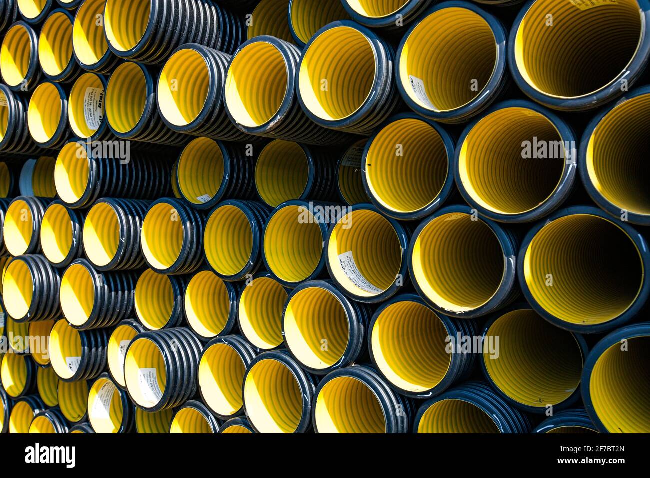 Entrepôt de l'usine de production de tuyaux en plastique. Tuyaux canalisés en PVC jaune. Banque D'Images