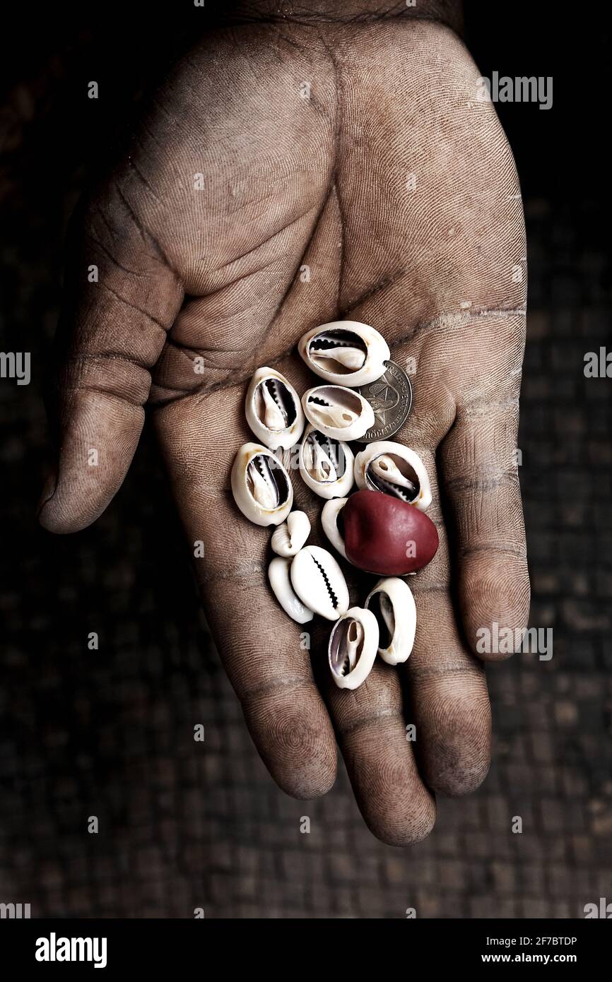 Les coquilles de cowrie font partie des rituels en Afrique Banque D'Images Les coquilles de cowrie font partie des rituels en Afrique Banque D'Images