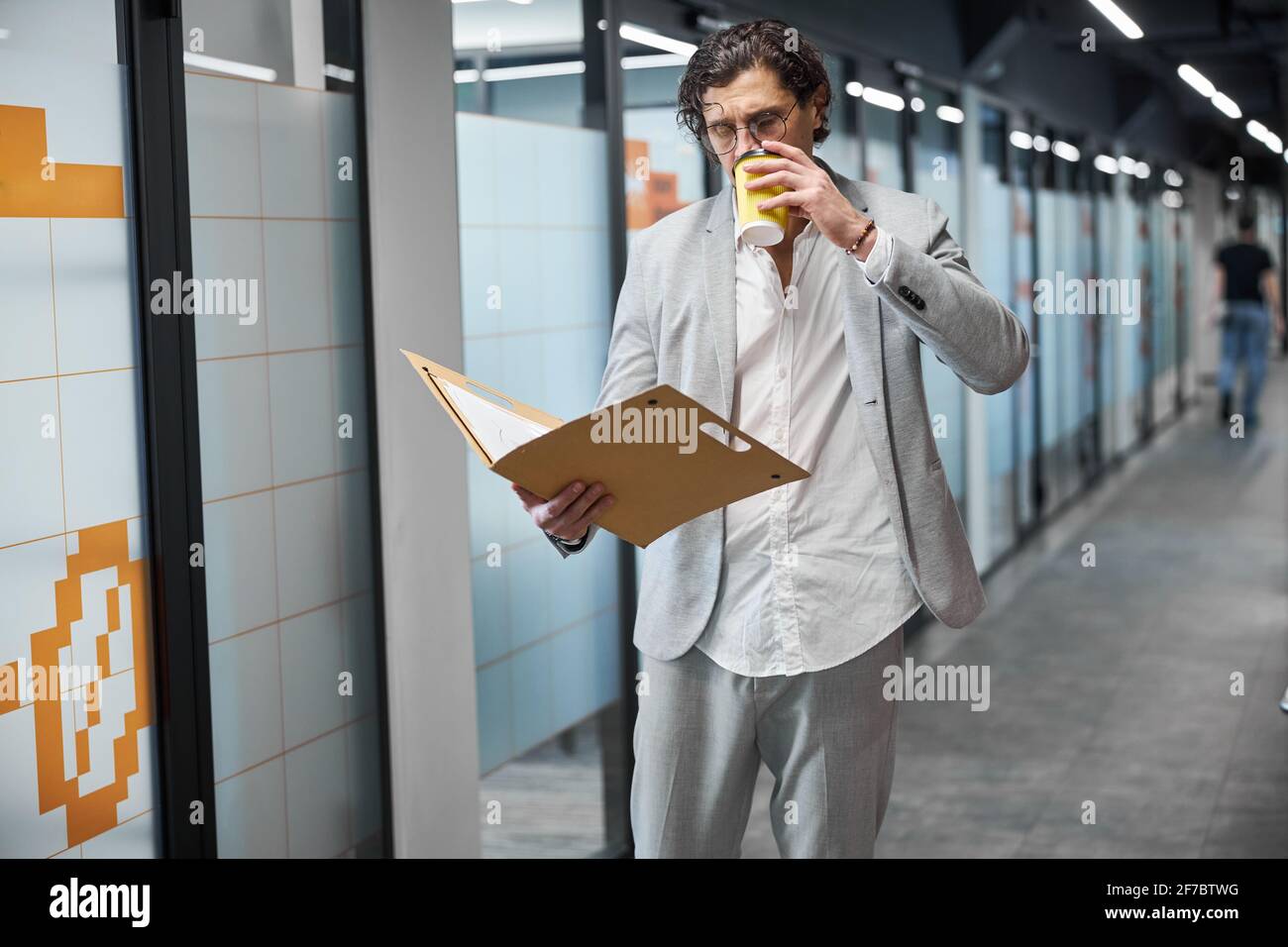 Beau homme regardant le dossier ouvert Banque D'Images