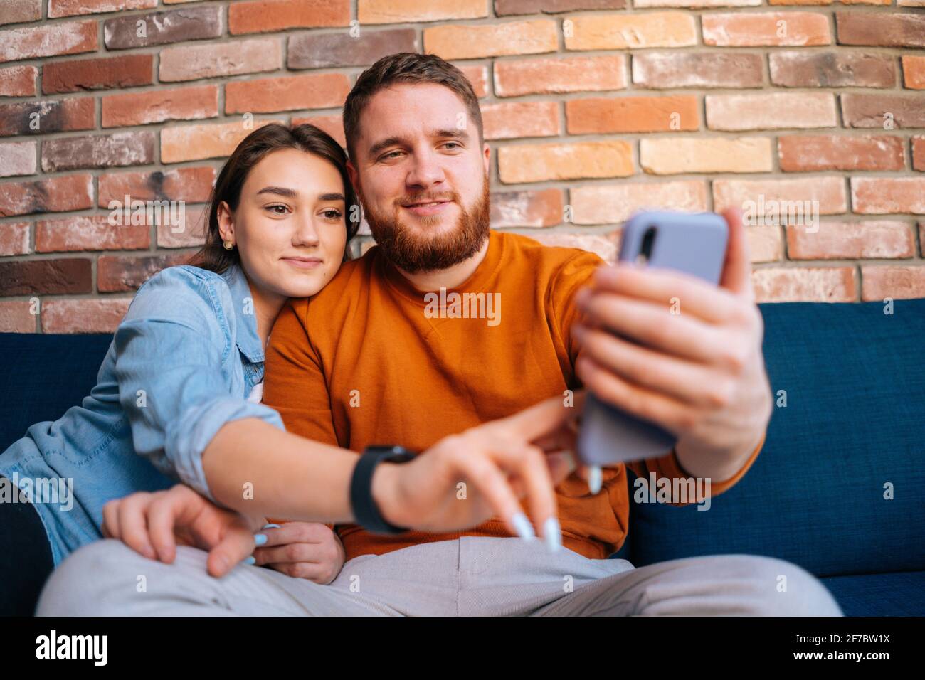 Portrait moyen d'un jeune couple joyeux et joyeux ayant en ligne la webcam  chat avec via un appel vidéo sur téléphone mobile Photo Stock - Alamy