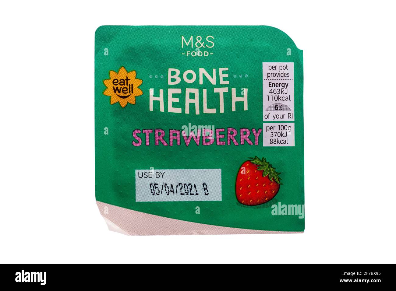 M&S Bone Health yogourt aux fraises isolé sur fond blanc - Yaourts à fruits à faible teneur en matières grasses avec ajout de vitamine D et vivants cultures Banque D'Images