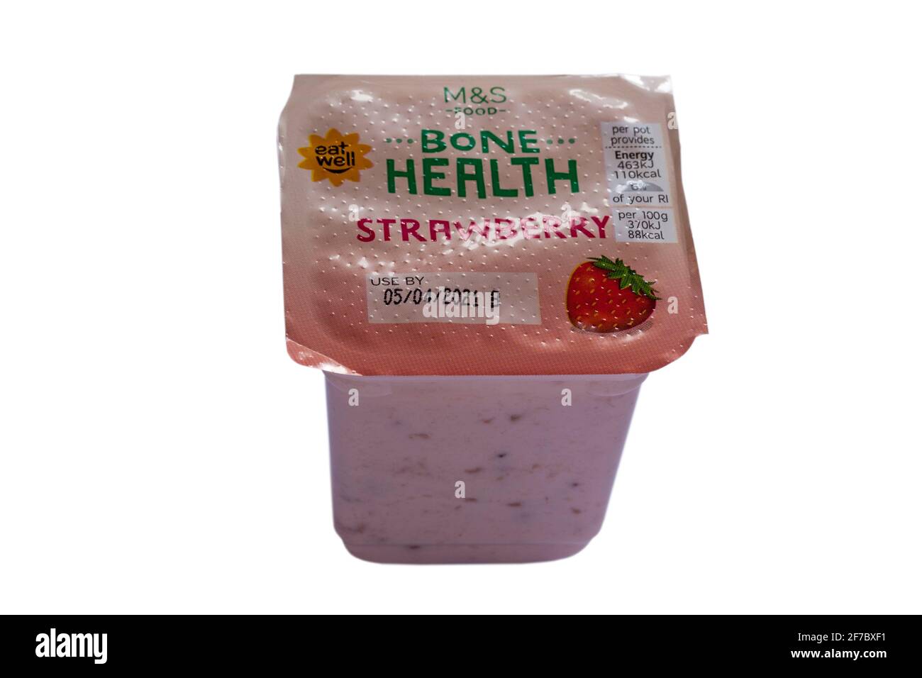 M&S Bone Health yogourt aux fraises isolé sur fond blanc - Yaourts à fruits à faible teneur en matières grasses avec ajout de vitamine D et vivants cultures Banque D'Images