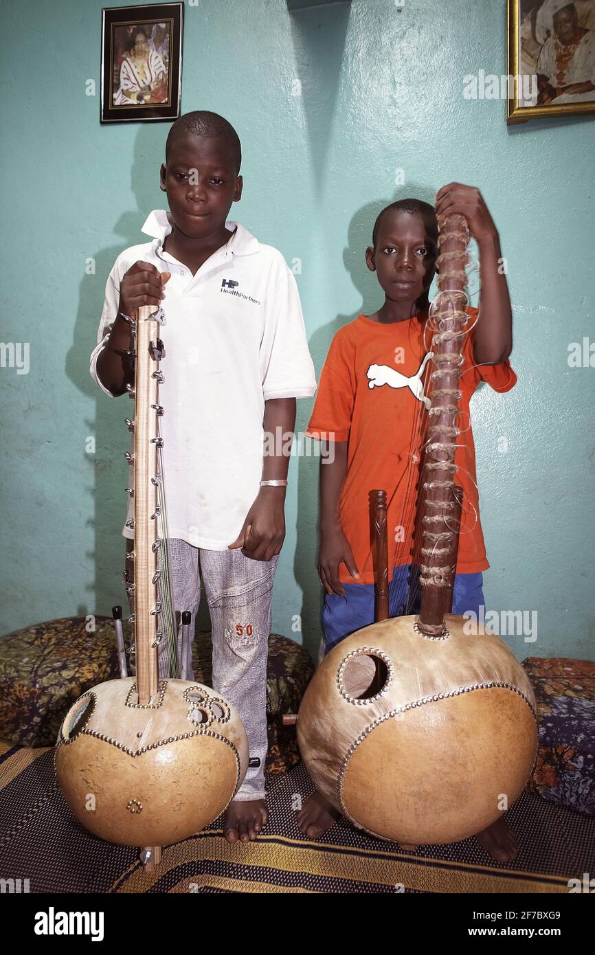 Les deux étudiants Kora de Toumani Diabate Malien musicien du monde à Bamako, Mali, Afrique de l'Ouest. Banque D'Images