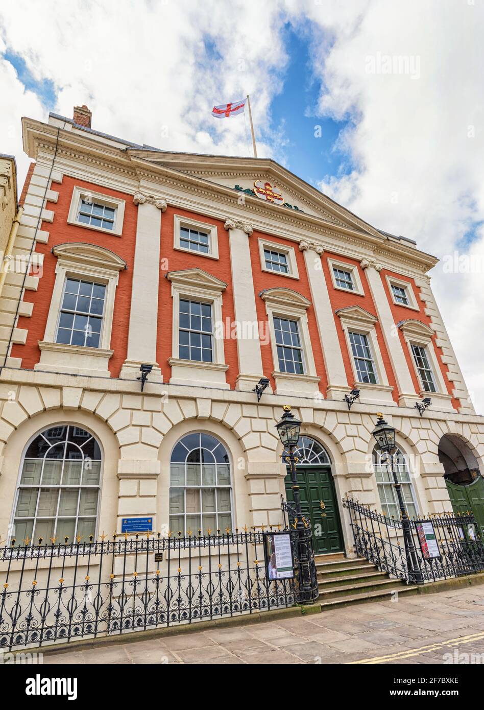 Le célèbre manoir du XVIIIe siècle à York. Des rambardes ornées mènent à la porte et les fenêtres sont de chaque côté. Un drapeau survole. Banque D'Images