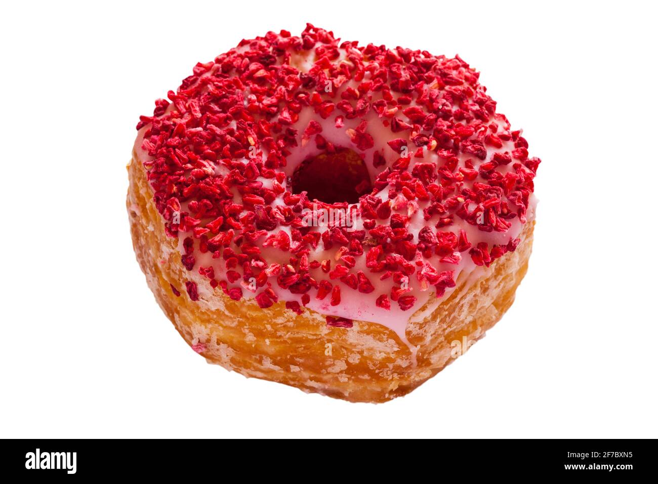 Raspberry Royale Yumnut, croisement entre un beignet et un yum isolé sur fond blanc, de la boulangerie M&S en magasin Banque D'Images