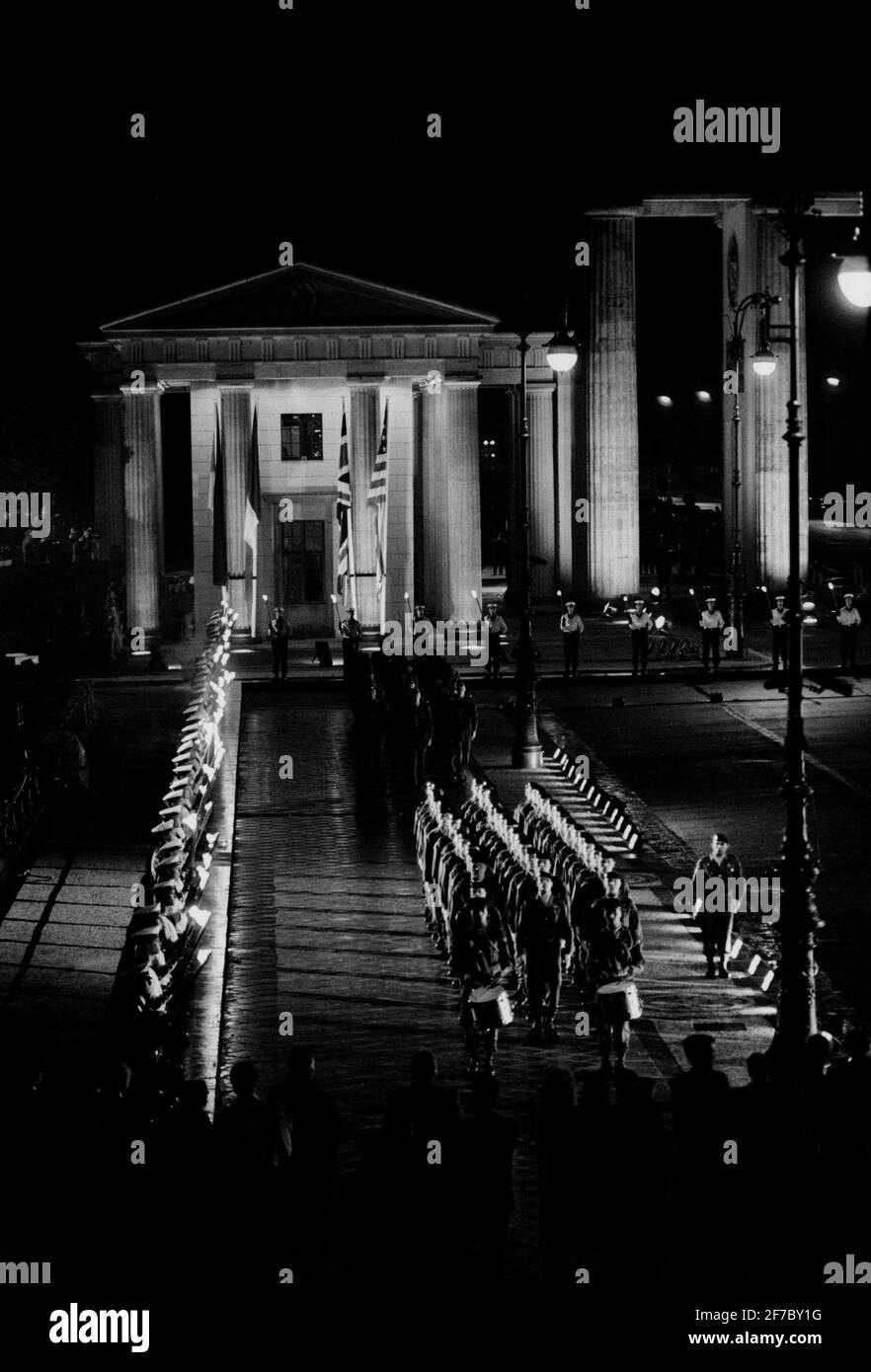 Berlin cérémonie pour les troupes alliées quittant la ville 1994 la nuit La cérémonie a eu lieu à la porte de Brandebourg Banque D'Images