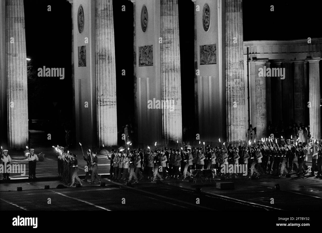 Berlin cérémonie pour les troupes alliées quittant la ville 1994 la nuit La cérémonie a eu lieu à la porte de Brandebourg Banque D'Images