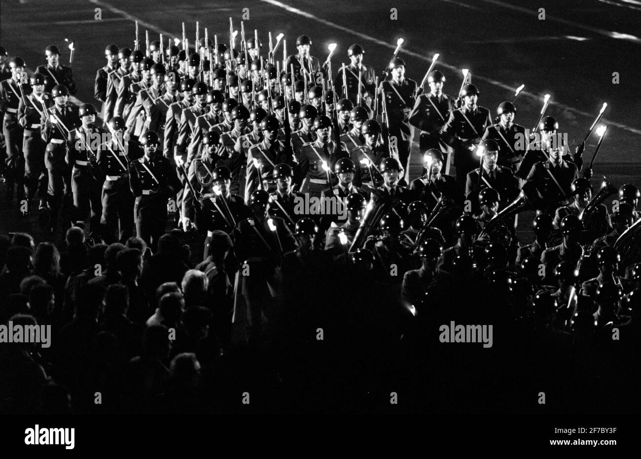 Berlin cérémonie pour les troupes alliées quittant la ville 1994 la nuit La cérémonie a eu lieu à la porte de Brandebourg Banque D'Images