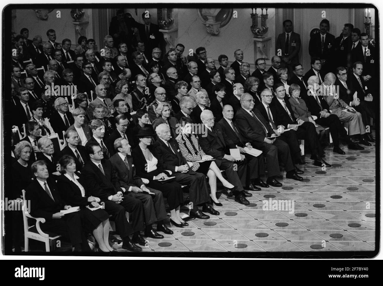 Berlin_cérémonie pour les troupes alliées quittant la ville_à Spielhaus_Konzerthaus 1994 en présence du président français François Mitterrand, du chancelier allemand Helmut Kohl, du Premier ministre britannique John Major et du vice-président américain Al Gore Banque D'Images