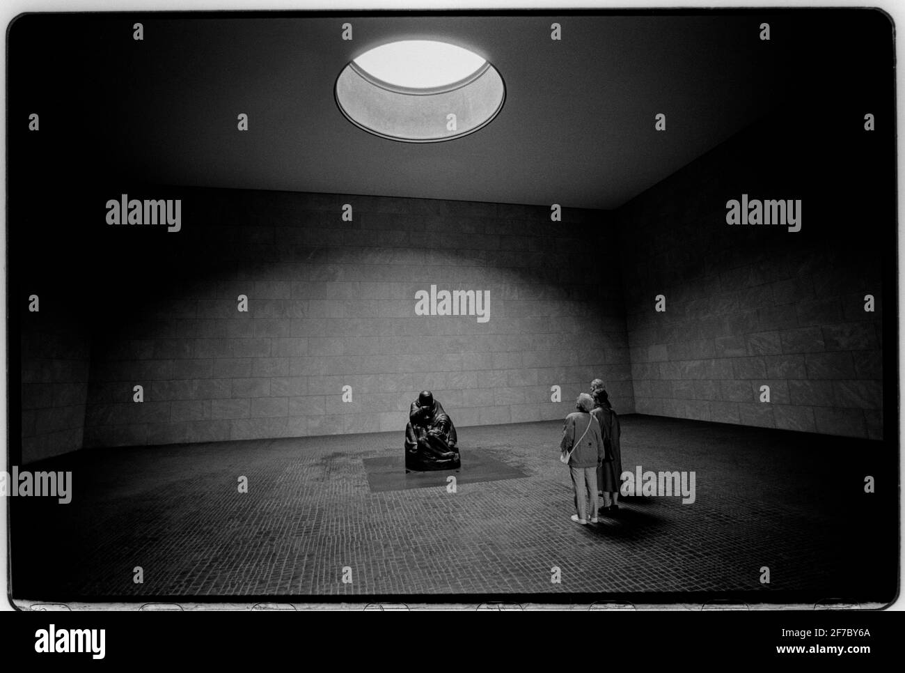 L'intérieur de Neue Wache à Berlin en Allemagne, avec la sculpture mère de Käthe Kollwitz avec son fils mort – pièce maîtresse de ce qui est aujourd'hui un mémorial aux 'victimes de la guerre et de la dictature'. Banque D'Images