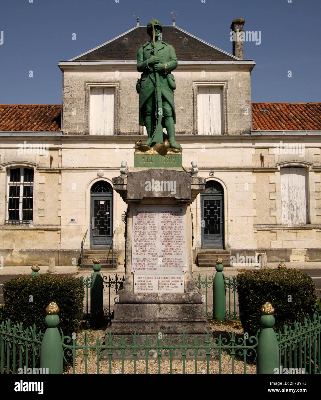 MONUMENT MILITAIRE DE LA PREMIÈRE GUERRE MONDIALE À ST SEVERIN CHARENTE AQUITAINE FRANCE - VILLAGE MILITAIRE FRANÇAIS TYPIQUE MÉMORIAL DE LA GUERRE MONDIALE I - HISTOIRE FRANÇAISE © F.BEAUMONT Banque D'Images