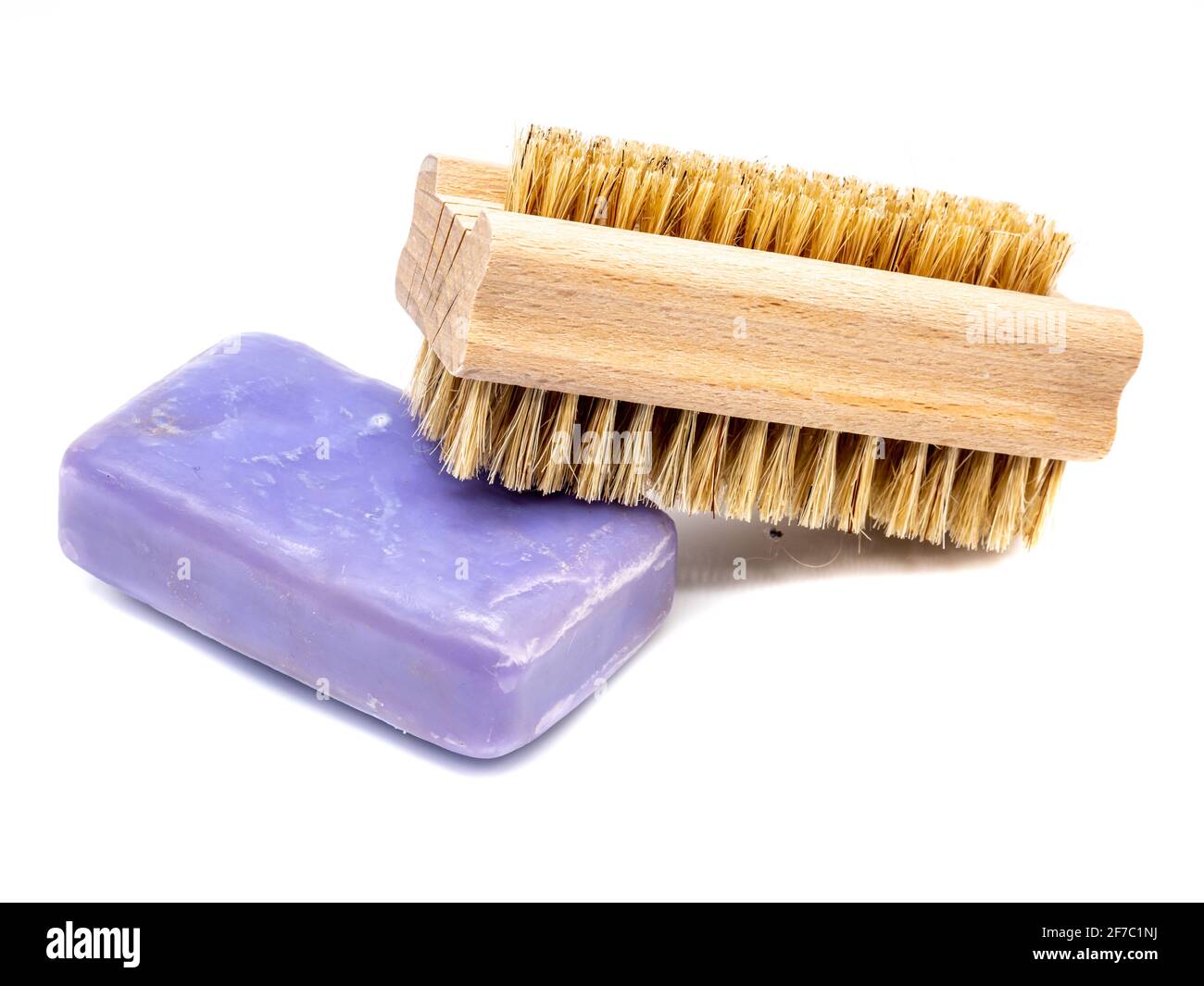 Brosse à main et savon isolés sur fond blanc Banque D'Images