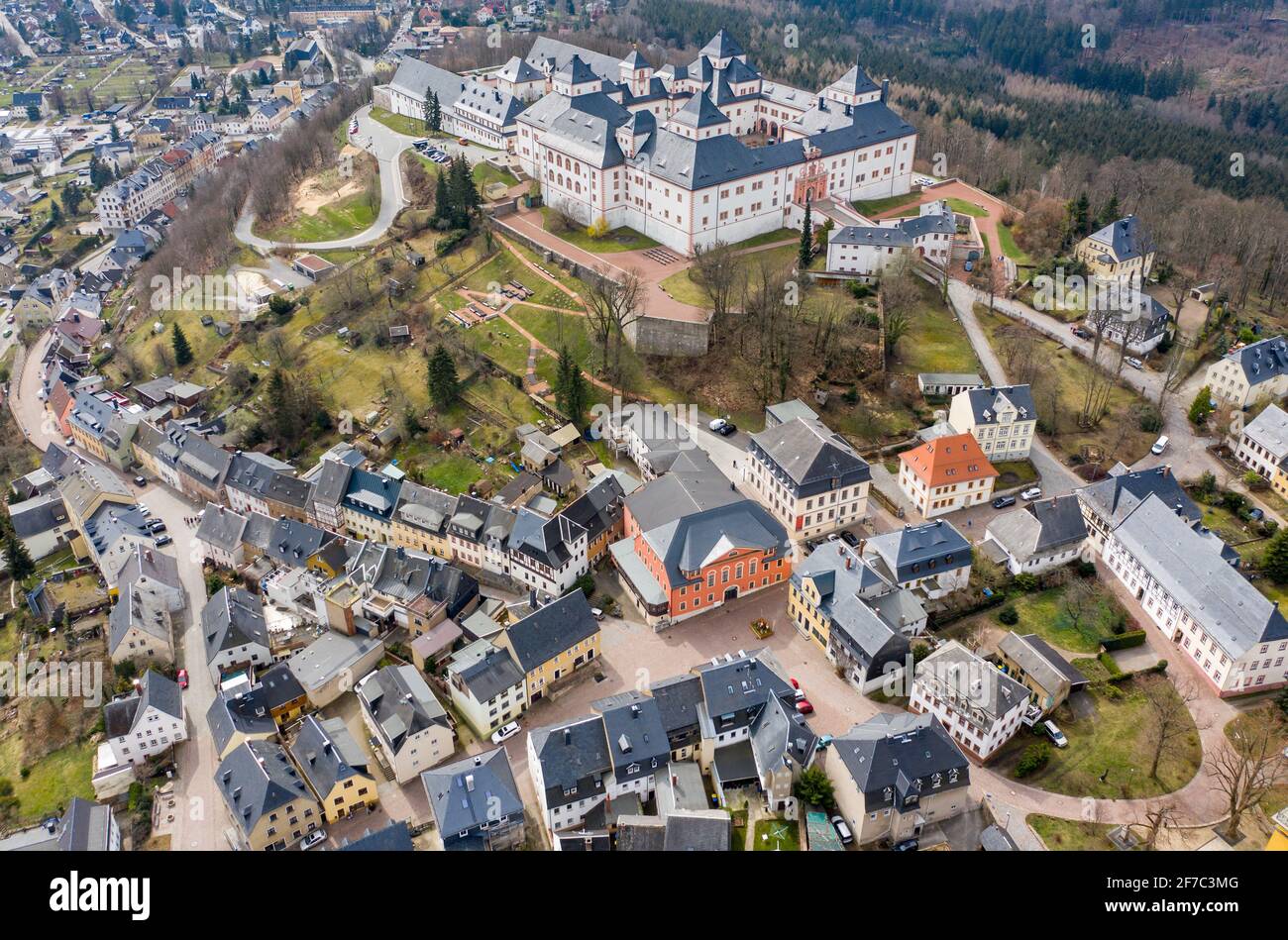 Augustusburg, Allemagne. 1er avril 2021. L'impressionnant pavillon de chasse et le palais de plaisir domine la vue de la petite ville. Après cinq mois de confinement, les hôtels et les restaurants ont rouvert pour les visiteurs privés. Cela est rendu possible par un projet pilote qui a commencé le même jour. Dans le projet dans la ville de 4500 habitants, les invités et le personnel doivent être testés quotidiennement pour le virus corona. (Photo aérienne avec drone) Credit: Jan Woitas/dpa-Zentralbild/dpa/Alay Live News Banque D'Images