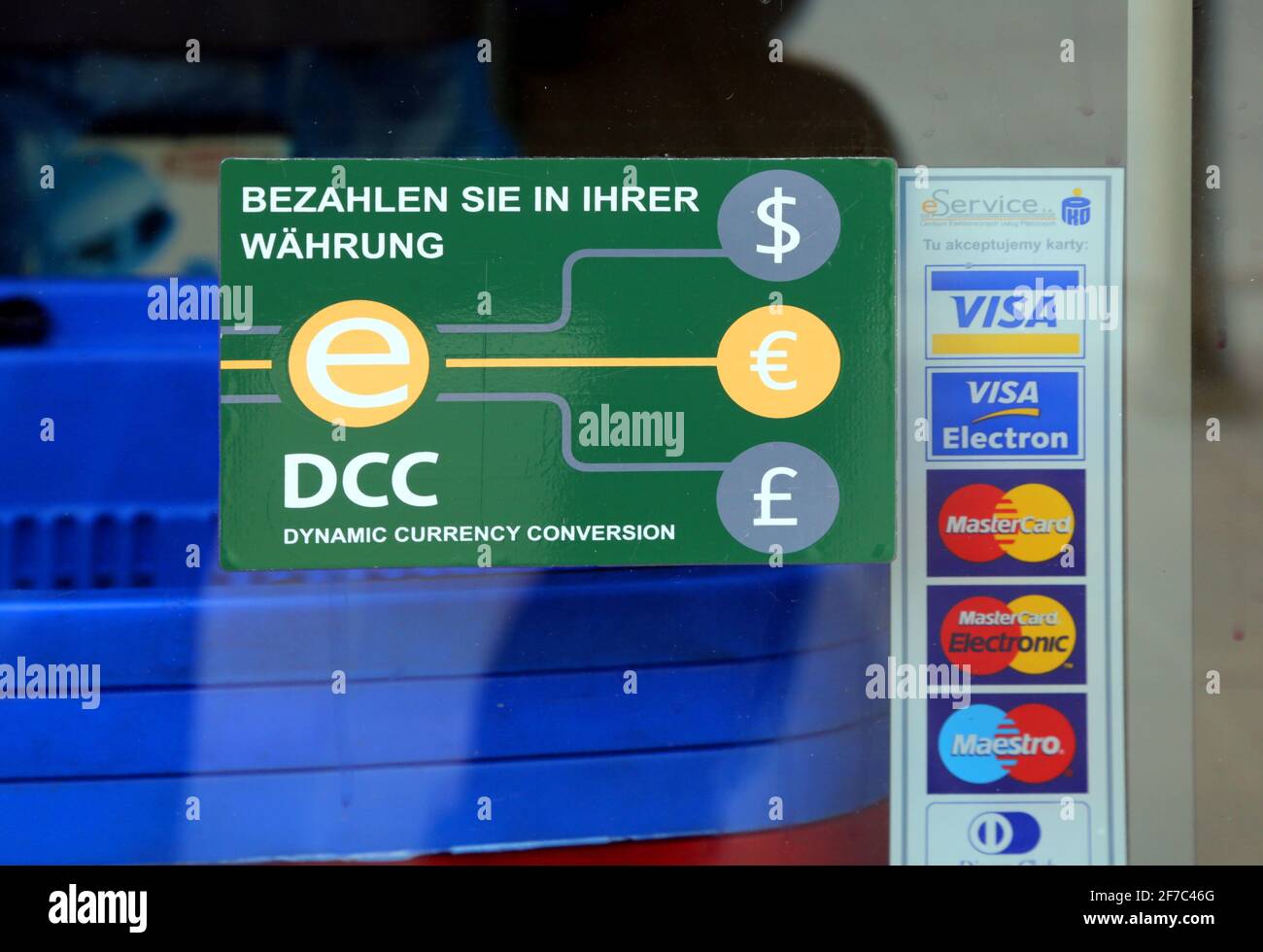 Cracovie. Cracovie. Pologne. Ouverture de session de bienvenue du système  Dynamic Currency conversion dans la fenêtre Shop. Options de paiement par  carte Photo Stock - Alamy