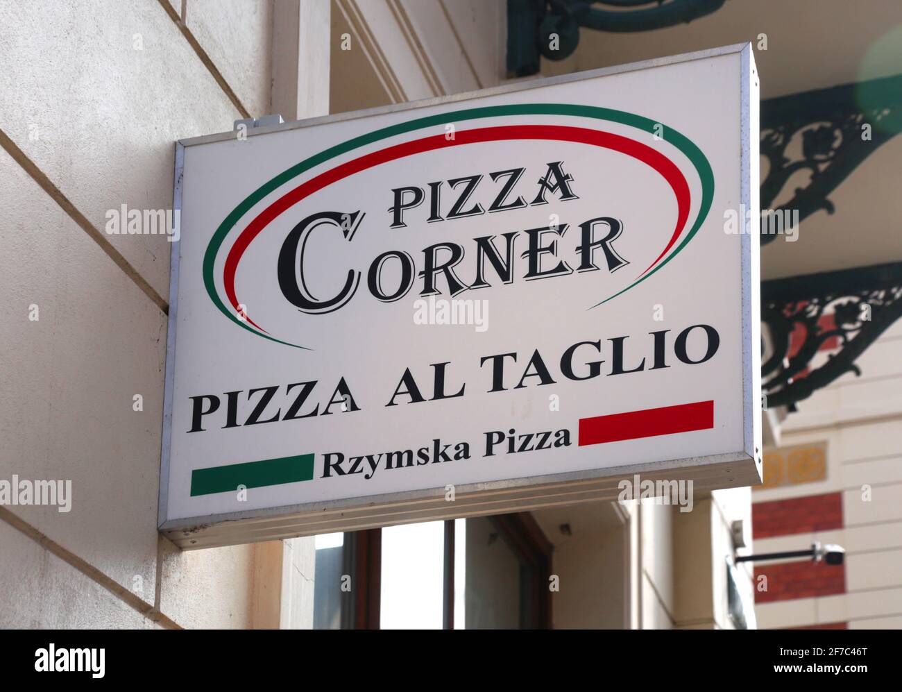 Cracovie. Cracovie. Pologne. Panneau « Pizza Corner » indiquant « Pizza al taglio » sur le mur du restaurant de pizzas et plats à emporter dans le centre de la vieille ville. Banque D'Images