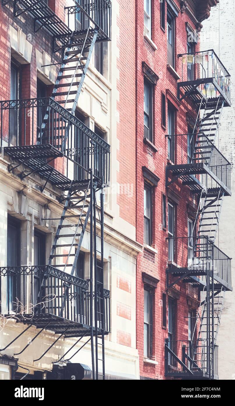 Photo de vieux bâtiments avec des évasions de feu, couleurs appliquées, New York City, Etats-Unis. Banque D'Images