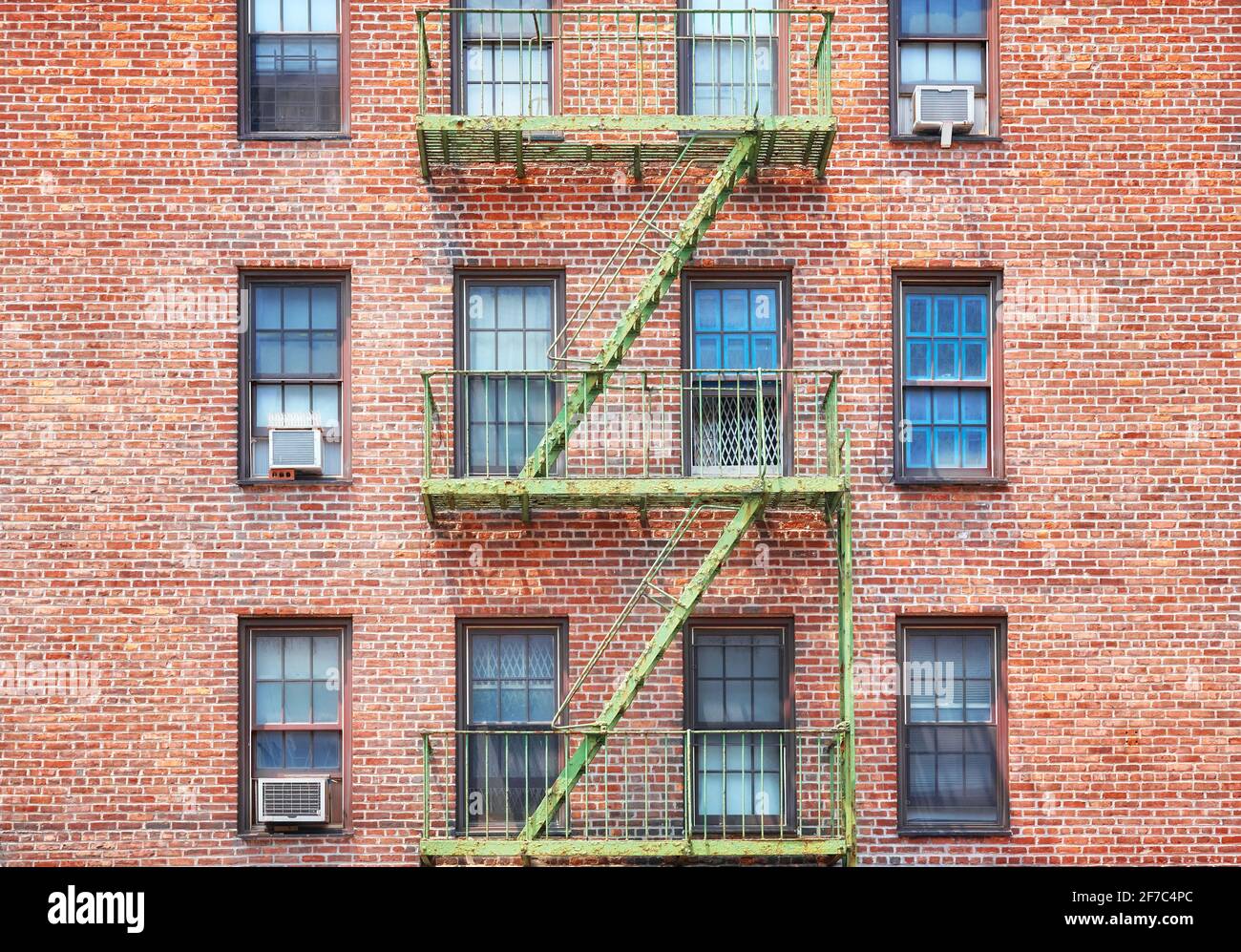 Vieux bâtiment en brique avec feu vert évasion, New York City, Etats-Unis. Banque D'Images