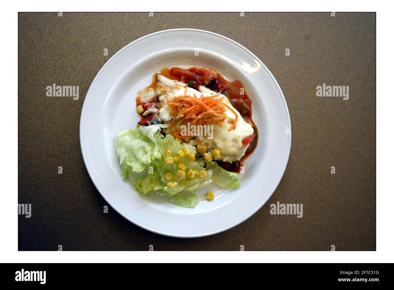 Restaurant du personnel à Shell à Londres.Poached Haddock Mornay, moutarde biologique, légumes et tomates Provencale et assiette de salade mixte. pic David Sandison 1/4/2005 Banque D'Images