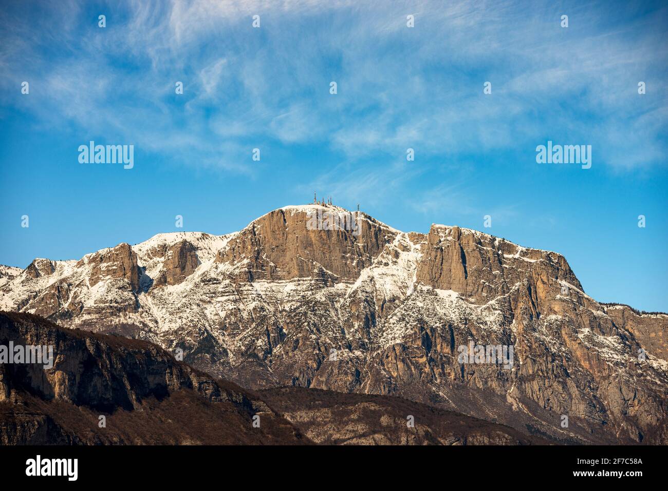 La chaîne de montagne enneigée de la Paganella en hiver avec le pic de Roda (2125 m) vu de la ville de trente, vallée de l'Adige, Trentin-Haut-Adige, Italie. Banque D'Images