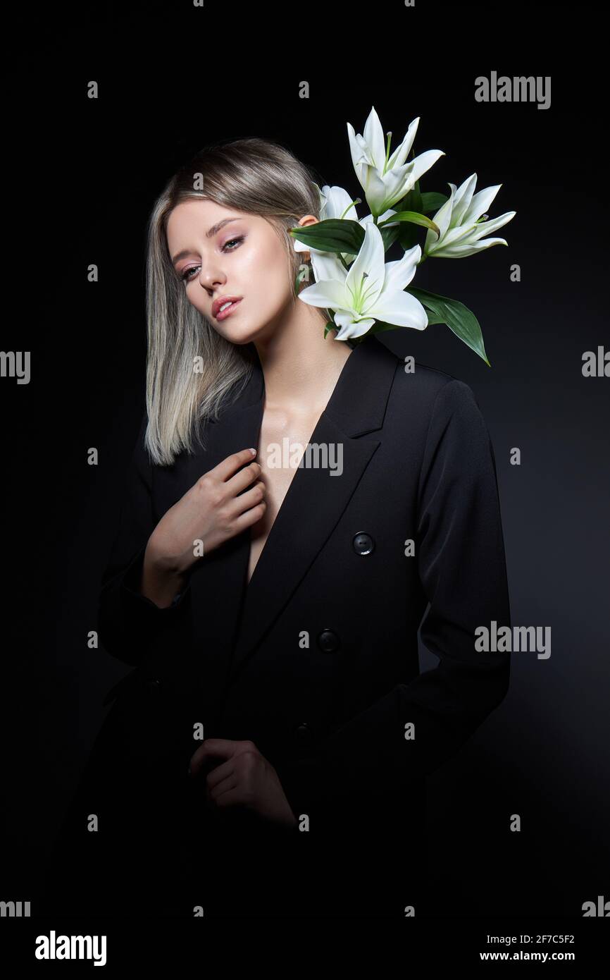 Femme couleur de cheveux d'une blonde avec fleur de nénuphars sur fond noir. Modèle de femme à colorier en couleur de frêne. Portrait d'une fille Banque D'Images
