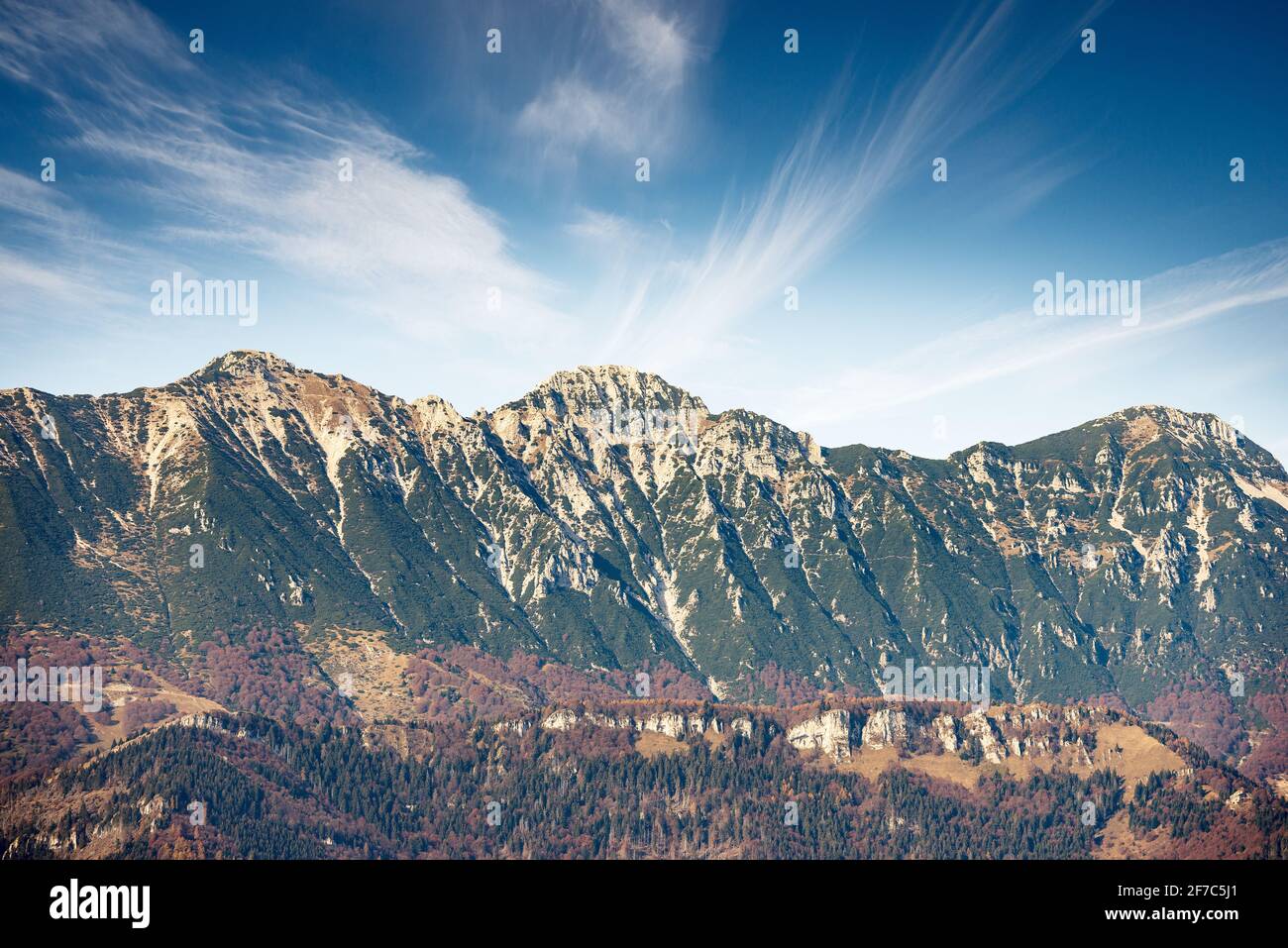 Baldo Mountain (Monte Baldo) en automne. Chaîne de montagnes entre le lac de Garde et la vallée de l'Adige, Alpes Italia. Vénétie et Trentin-Haut-Adige, Italie, Europe. Banque D'Images