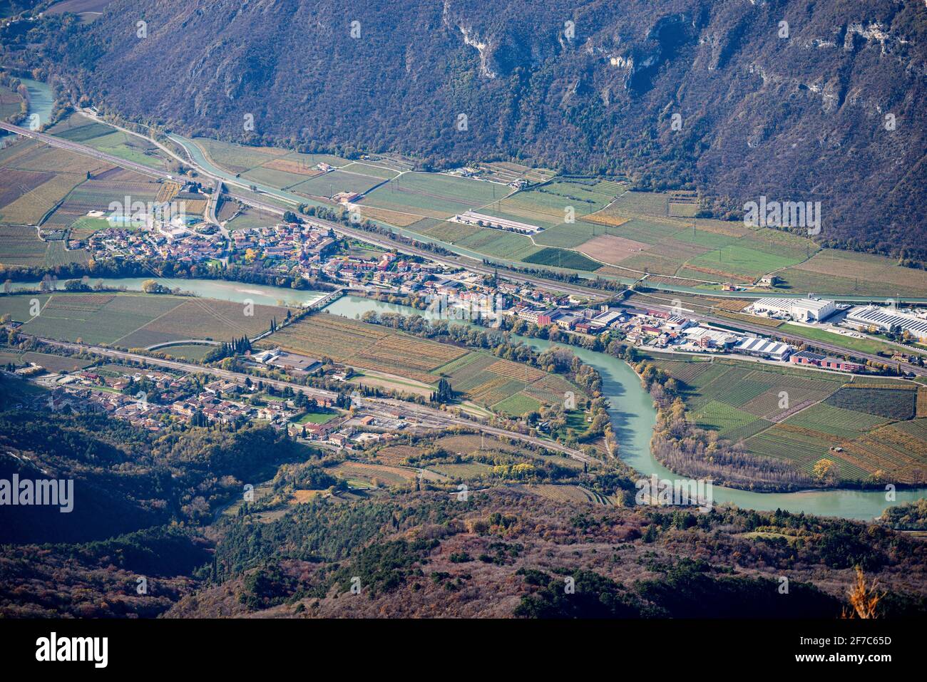 Vue aérienne de la vallée de l'Adige ou de Vallagarina, depuis le sommet de la montagne de Corno d'Aquilio avec les villages de Rivalta et Peri, Vérone, Vénétie, Italie. Banque D'Images