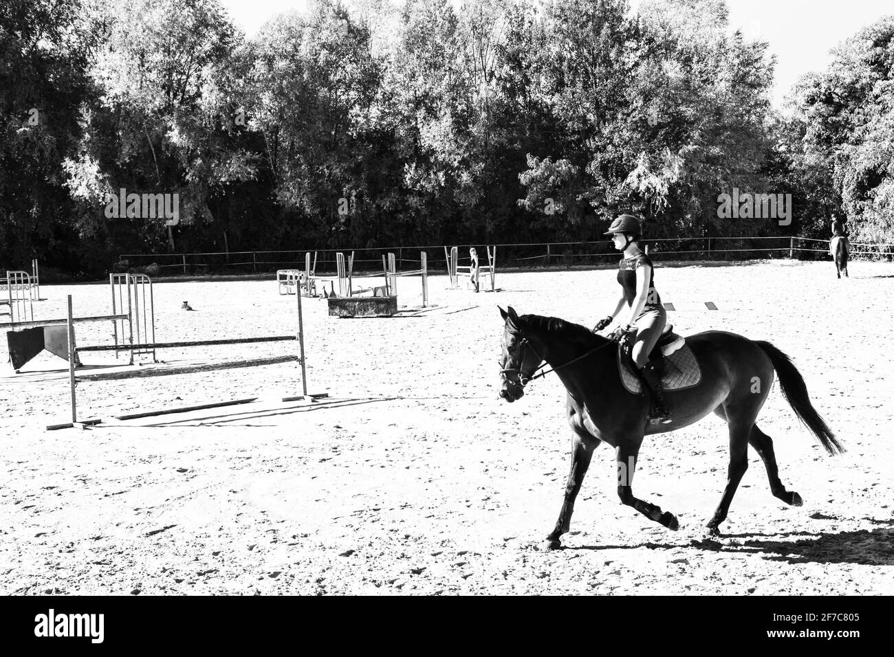 VAL-d'OISE, FRANCE - 13 OCTOBRE 2018 : formation de jockey de jeunes femmes pour sauter au-dessus des barrières. Sports, mode de vie sain, vacances actives et tourisme i Banque D'Images