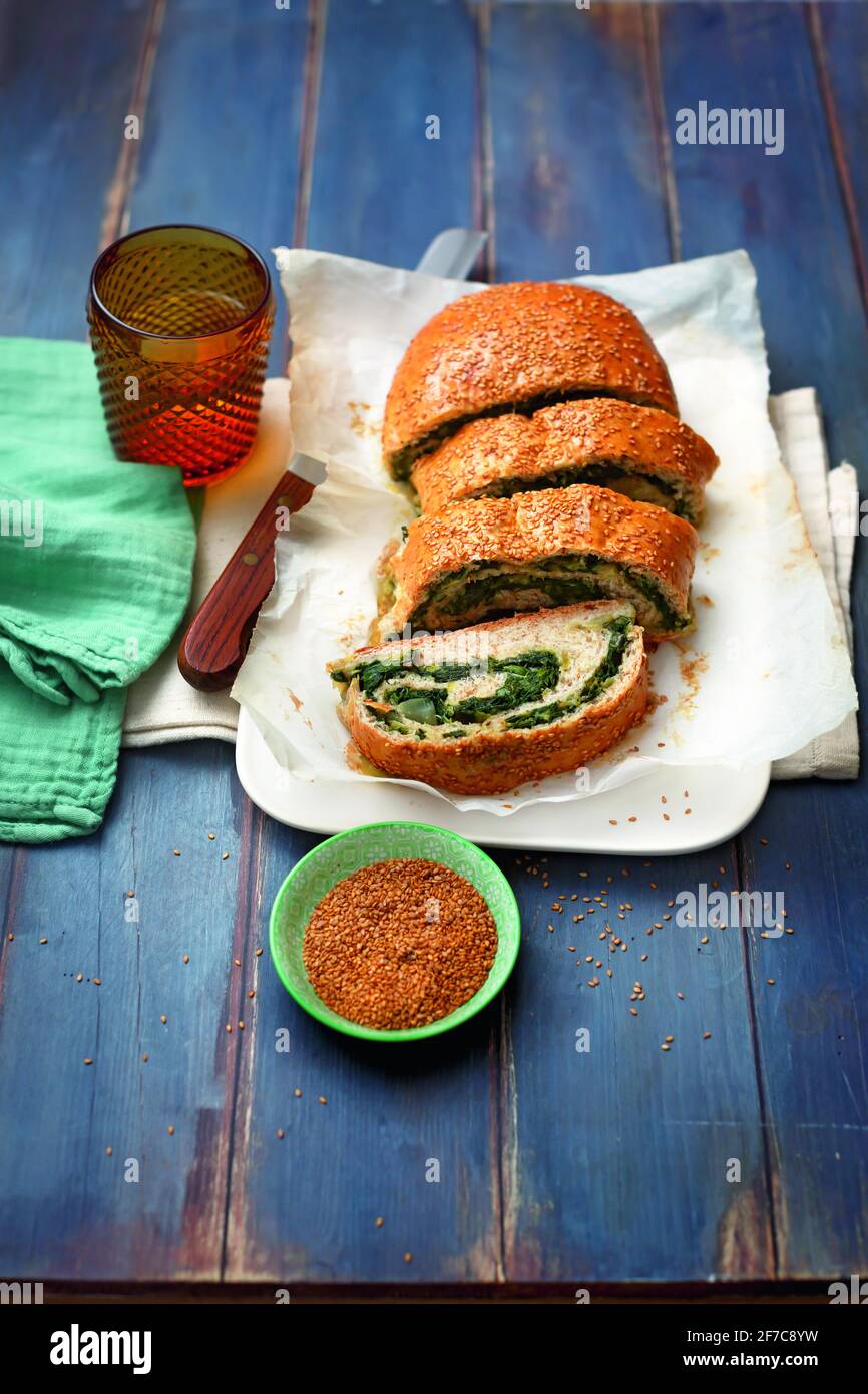 Strudel salé aux poireaux aux herbes et au fromage de provolone Banque D'Images