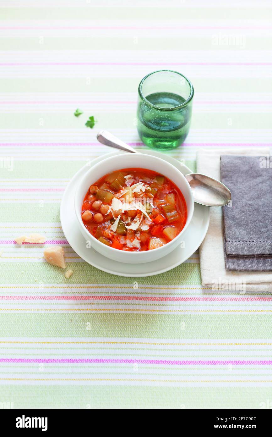 Soupe italienne de minestrone aux pois chiches et au parmesan Banque D'Images