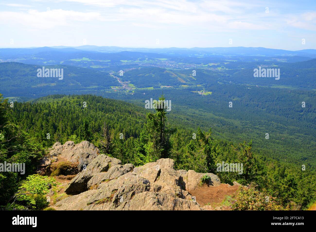 Vue depuis le sommet d'un mont Grosser Falkenstein dans le parc national Bayerische Wald, Allemagne. Banque D'Images