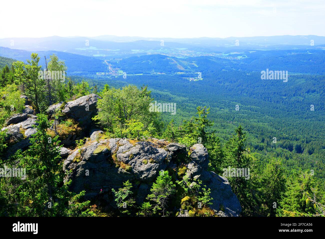 Vue depuis le sommet d'un mont Kleiner Falkenstein dans le parc national Bayerische Wald, Allemagne. Banque D'Images