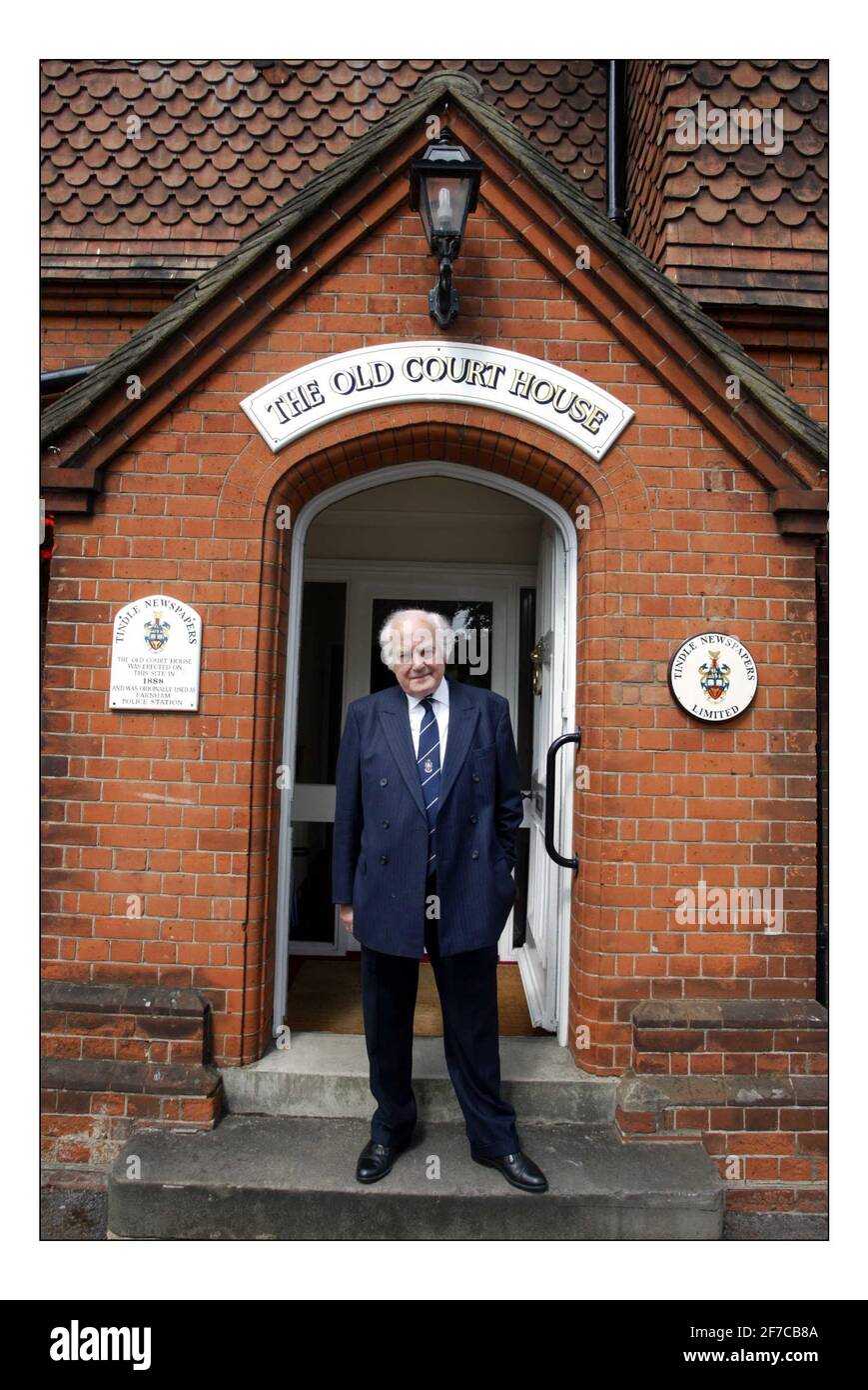 Sir Ray Tindle propriétaire du groupe de journaux Tindle à Le siège du groupe dans l'ancien palais de justice à Farnham.pic David Sandison 11/8/2005 Banque D'Images