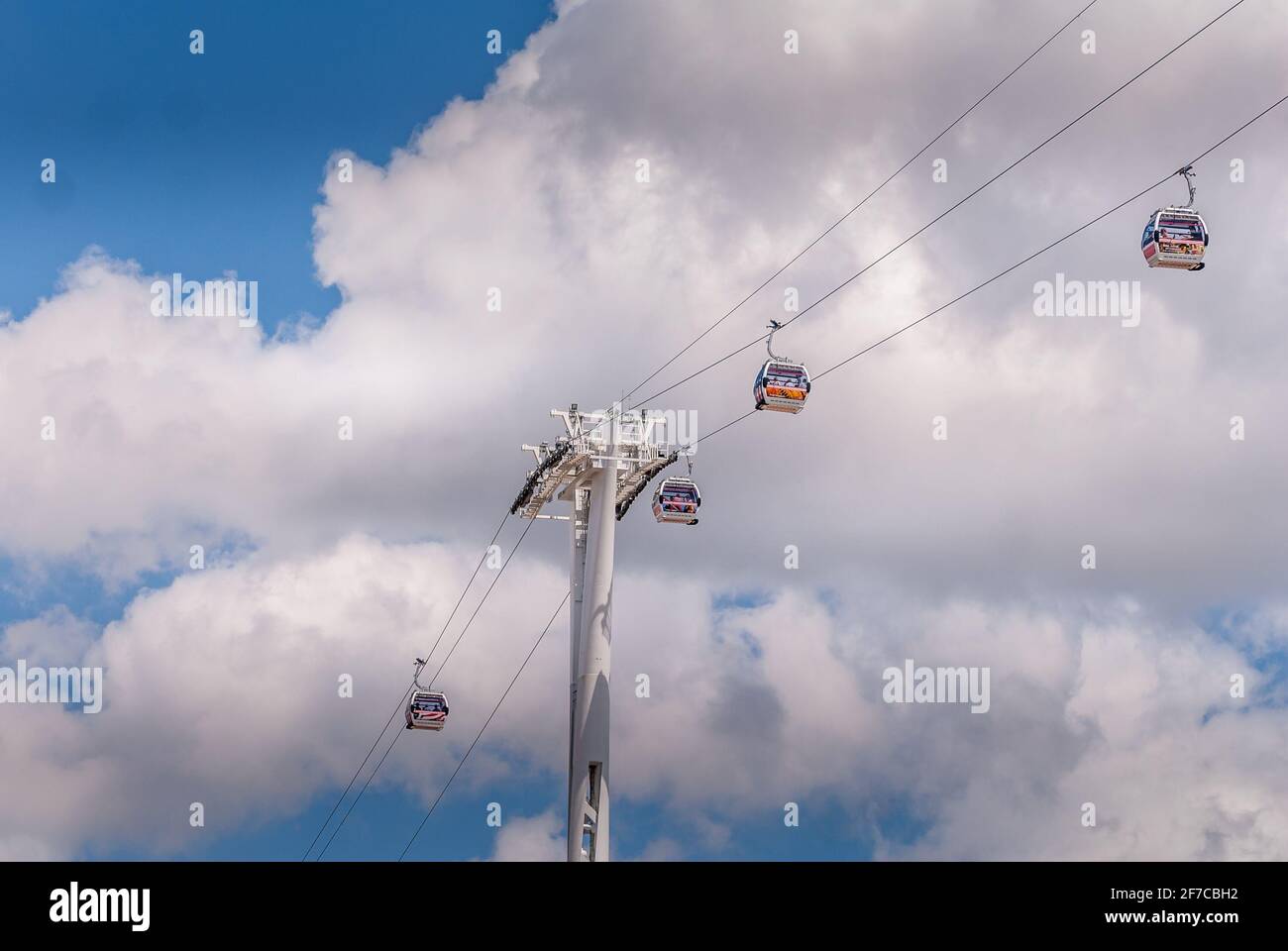 Téléphériques du London Cable car System contre Blue Sky et les nuages Banque D'Images