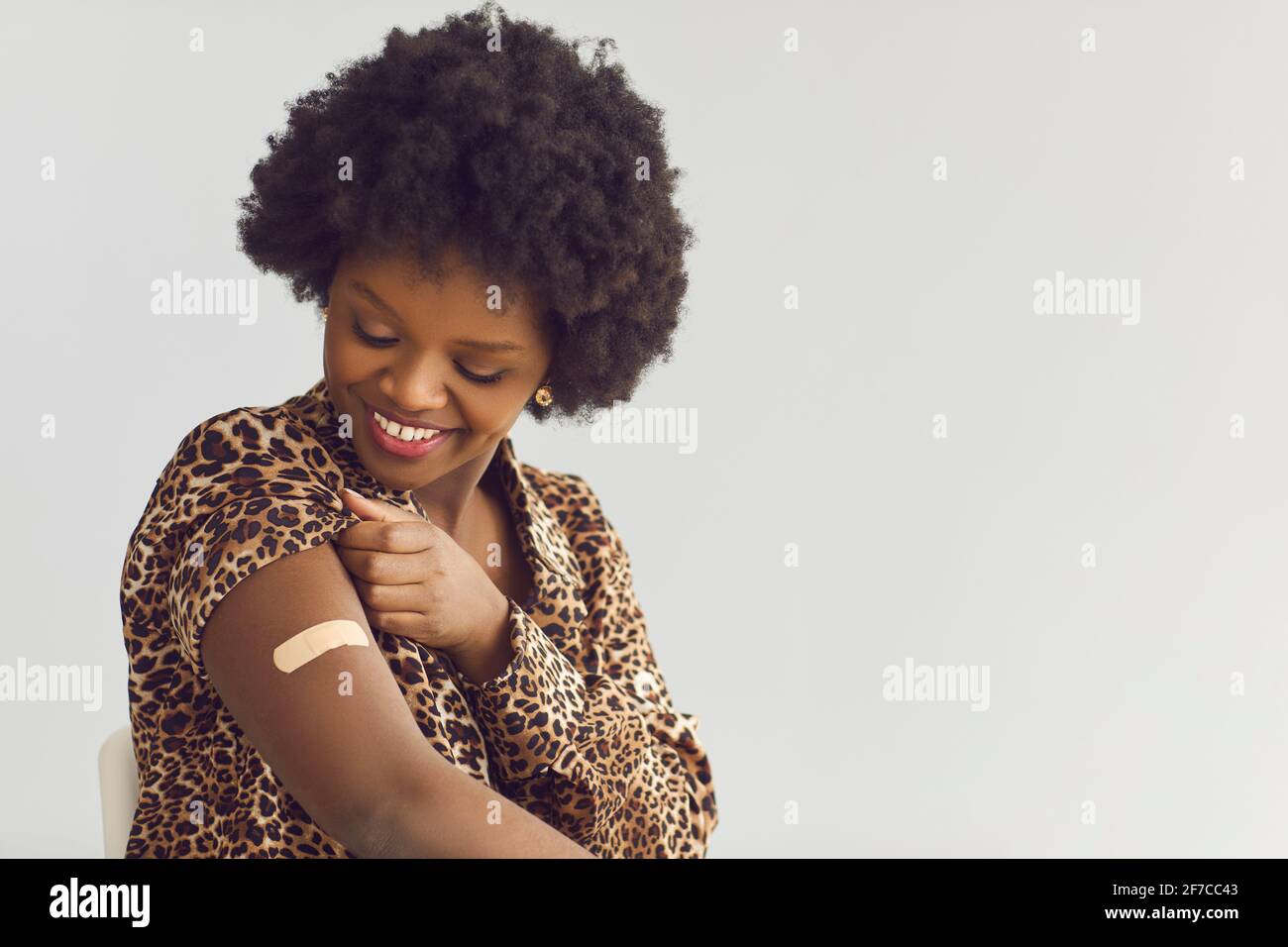 Souriant heureux femme afro-américaine satisfaite se faire vacciner contre le virus covid19 Banque D'Images