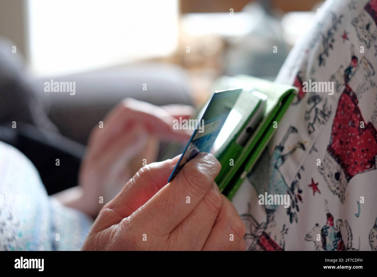 femme senior qui effectue le paiement par carte de débit sur tablette, norfolk, angleterre Banque D'Images femme senior qui effectue le paiement par carte de débit sur tablette, norfolk, angleterre Banque D'Images