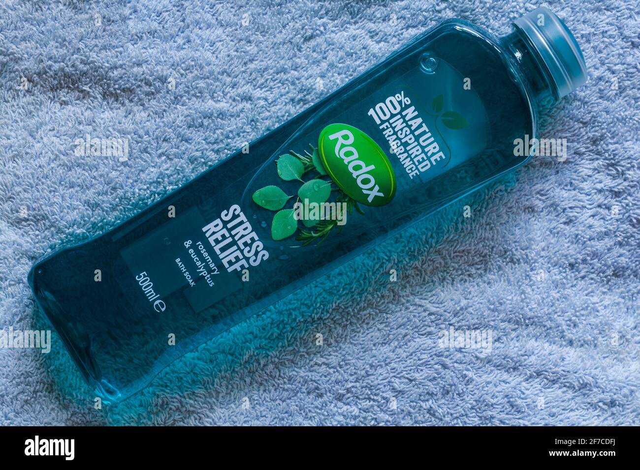 Bouteille de bain à l'eucalyptus et au romarin anti-stress de Radox serviette bleue – parfum 100 % nature Banque D'Images