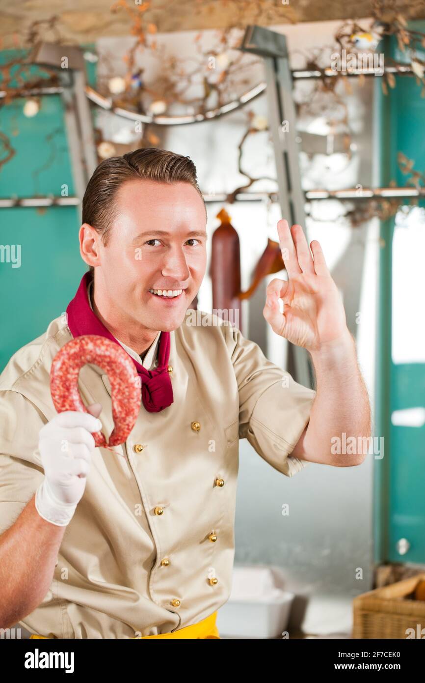 Travailler dans une boucherie - une boucherie avec des saucisses Banque D'Images