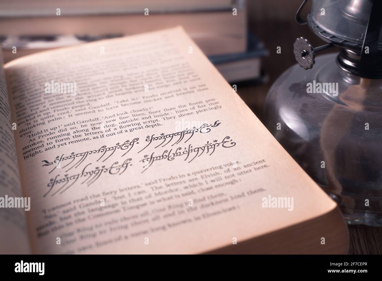 Celadna, Czechia - 04.03.2021: Livre de poche vintage du Seigneur des anneaux de Tolkien ouvert sur la page avec un anneau pour les gouverner tout poème en Mordor Banque D'Images