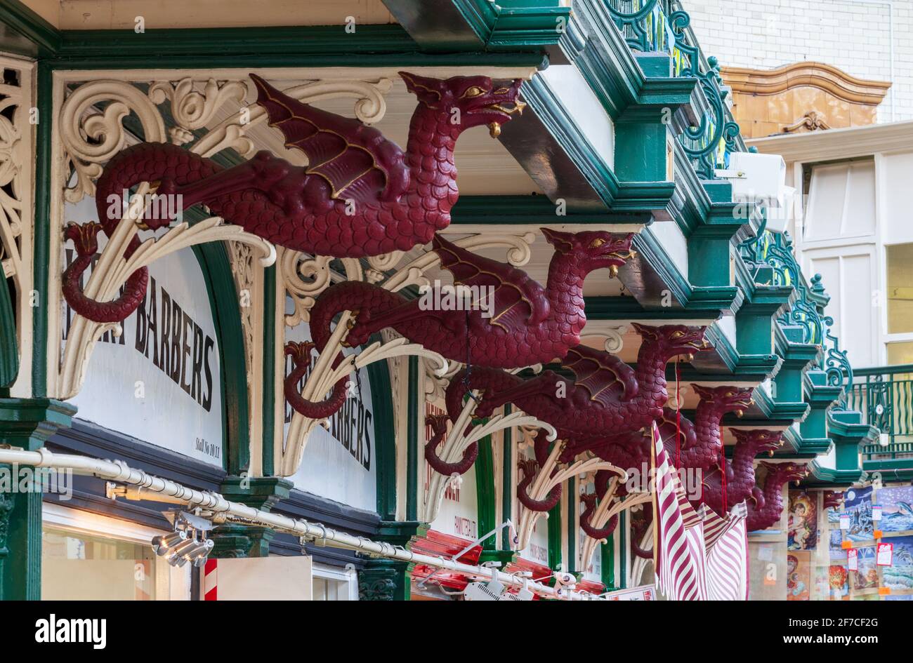 Décoration en forme de dragon de fonte très ornée dans le hall de 1904 de Kirkgate Market, dans la ville de Leeds, West Yorkshire Banque D'Images