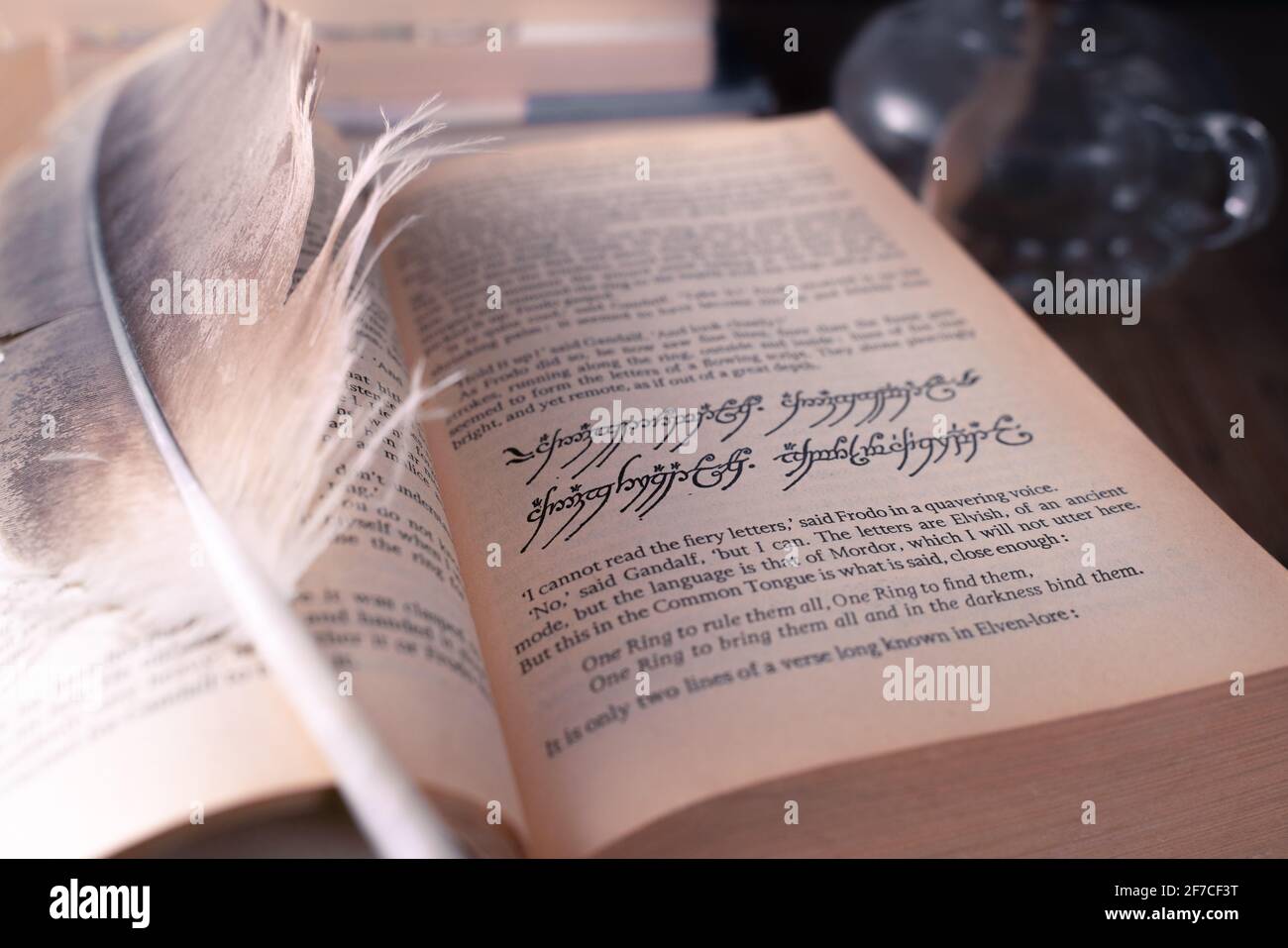 Celadna, Czechia - 04.03.2021: Livre de poche vintage du Seigneur des anneaux de Tolkien ouvert sur la page avec un anneau pour les gouverner tout poème en Mordor Banque D'Images