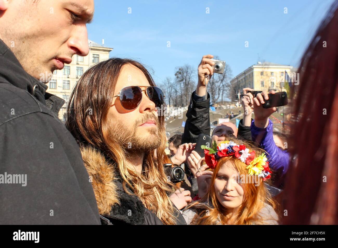 KIEV, UKRAINE - 13 MARS 2014 : Jared Leto entouré d'une foule de fans ukrainiens sur le Maidan Nezalezhnosti (place de l'indépendance) Banque D'Images