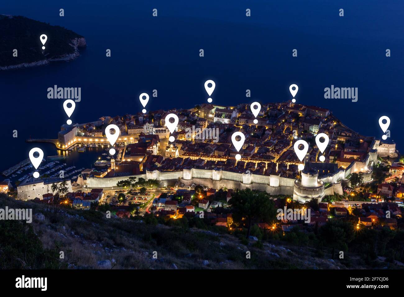 Cartes des icônes de pin sur le paysage urbain de Dubrovnik au crépuscule. Vieille ville fortifiée de Dubrovnik en Croatie vue d'en haut la nuit. Banque D'Images