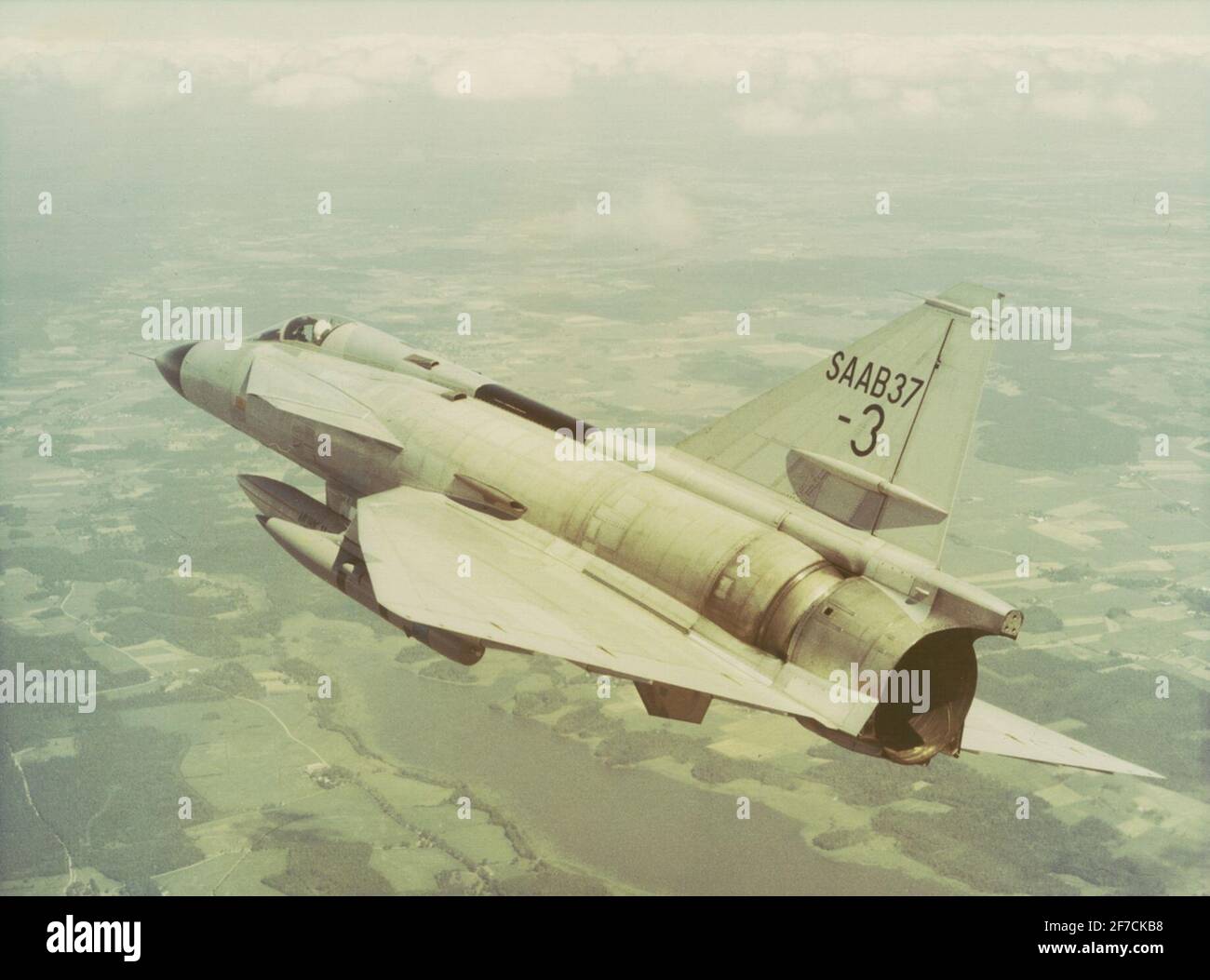 Échantillon de l'avion Saab Viggen 37-3 dans l'air échantillonnage de Saab Viggen 37-3 dans l'air dans les champs. Banque D'Images