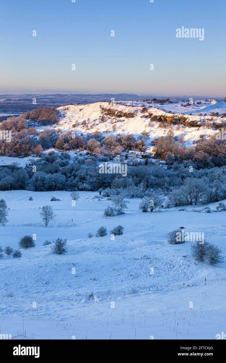 Début de l'hiver, neige sur Crickley Hill vue depuis Barrow Wake. Crickley Hill était le site de campements néolithiques et de forts de colline de l'âge du bronze et de l'âge du fer. Banque D'Images