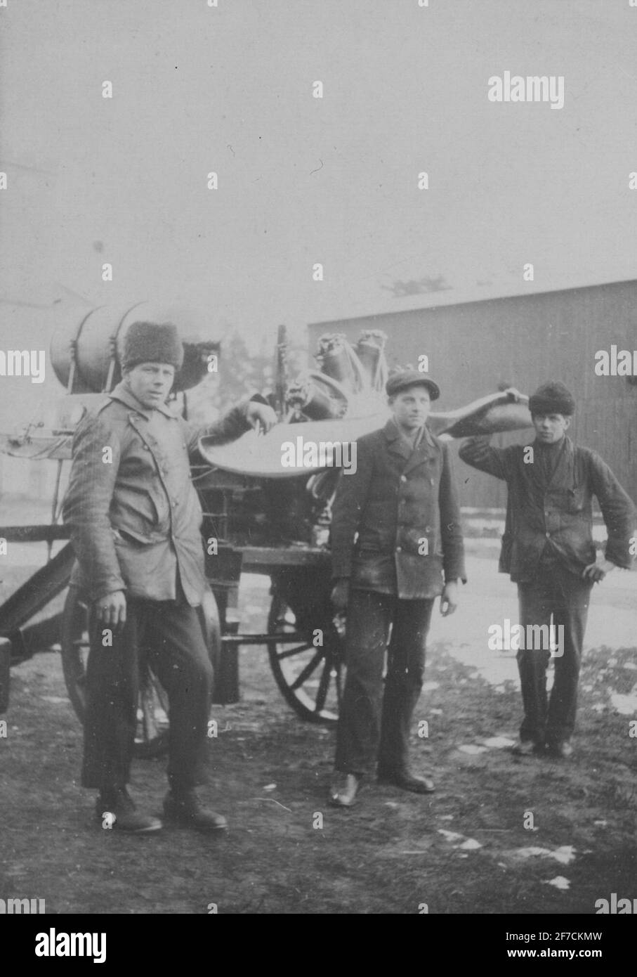 Motor Thulin A est testé dans Motorbock Flight Engine Thulin A est testé dans le motobock roulant. Trois hommes se tiennent devant le motobock. Banque D'Images