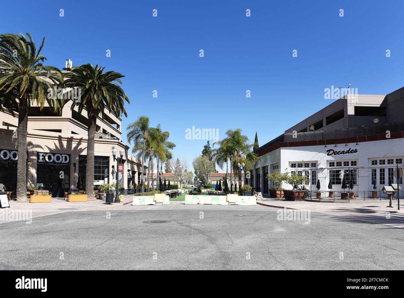 ANAHEIM, CALIFORNIE - 31 MARS 2021 : des restaurants de plusieurs décennies et bons restaurants sur la promenade Center Street, dans le quartier du centre-ville de Ctr City. Banque D'Images