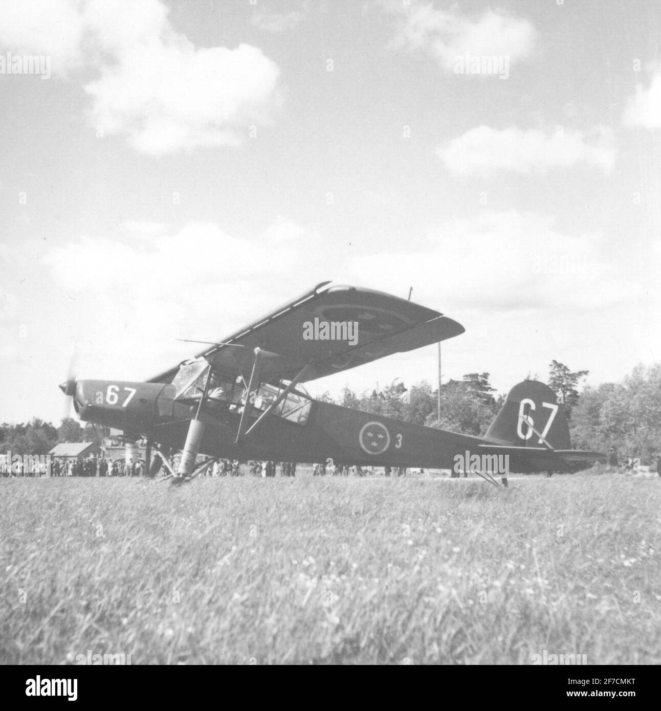 L'avion S 14 a marqué le numéro 67 l'avion S 14 a marqué le numéro 67 de F 3 avec le moteur tournant sur un champ. En arrière-plan, une foule. Vue latérale. Banque D'Images