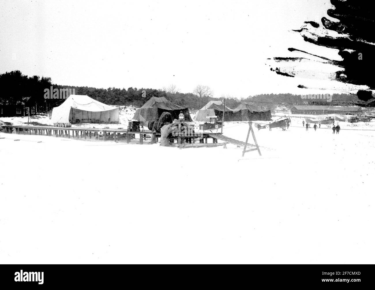 Avion, jetée et tenthangars à l'aéroport de Hägeräs, avion V, jetée et tenthangars à l'aéroport de Hägeräs, hiver 1922. Les gens en mouvement et cinq avions Albatros. Banque D'Images